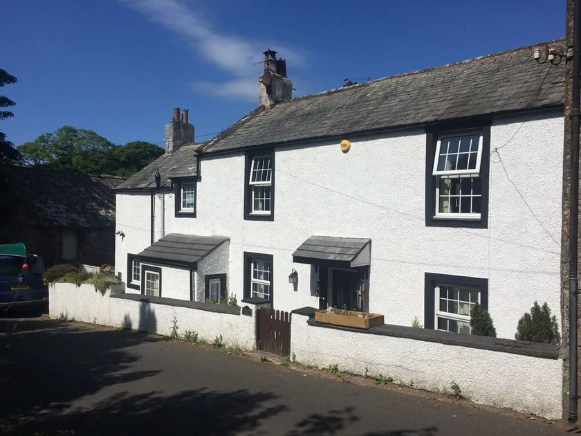 Traditional cottage with modern amenities - Image 1