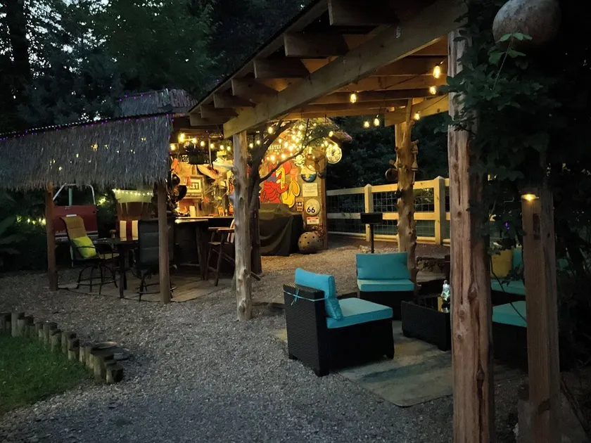 Centrally located to all attractions Pet friendly! Walk to Oaklawn - Image 1