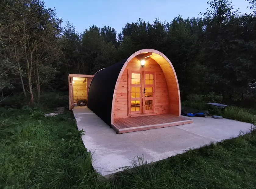 Charmant POD en bois près d'un plan d'eau - Image 1