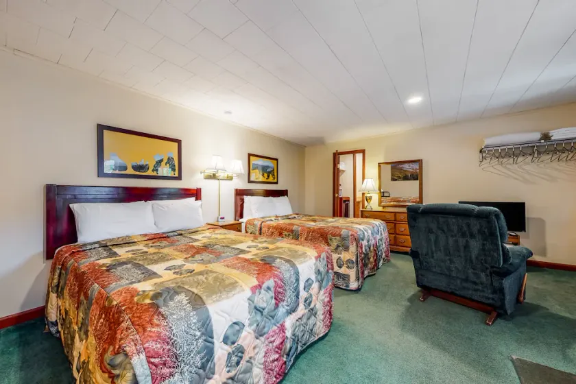 Comfortable motel rooms in a great location with shared resort amenities - Image 1
