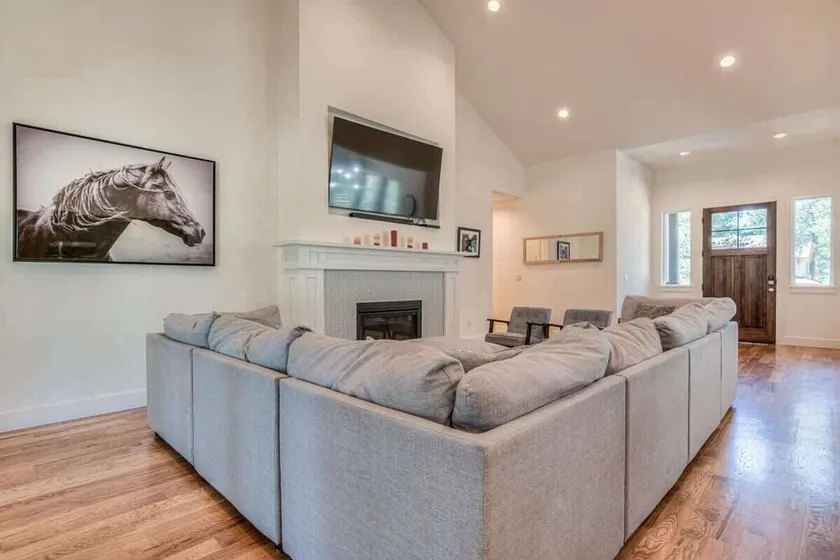 Family Friendly, Pet Friendly, AC, pool table, sharc passes for 2026 and Private Hot Tub! - Image 1