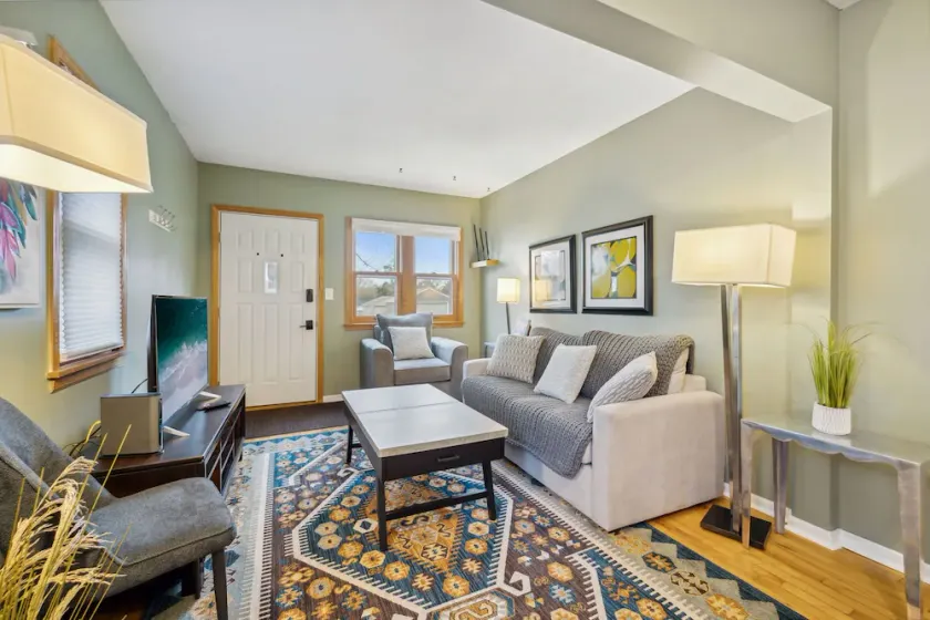 Flyer's Find, remodeled and clean - Image 1