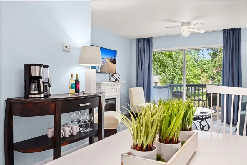 Condo overlooking Pond - Image 1