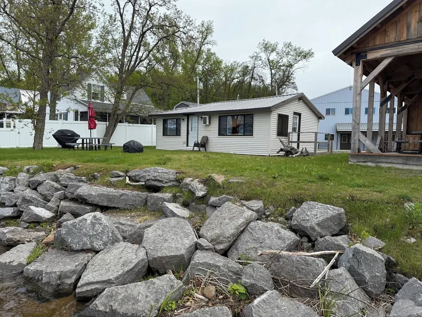 Salmon River Waterfront Cottage (w / tilgængelig båd slip) - Image 1