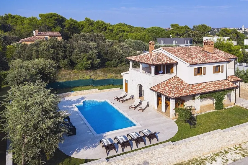 Comfortable villa just 1,5 km from beach with private pool - Image 1