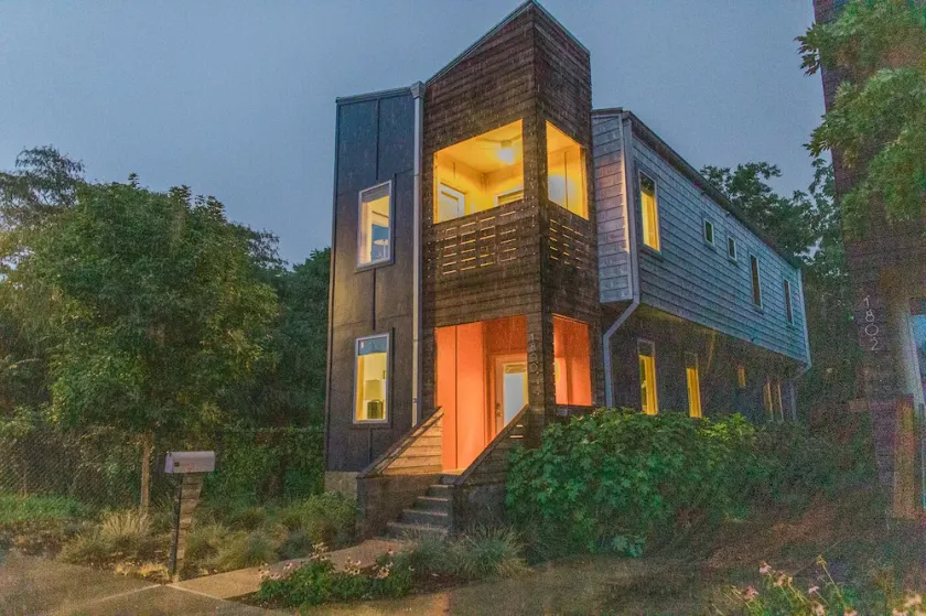 Brilliant Southside Home on 2 Acre Park + Pet Friendly - Image 1