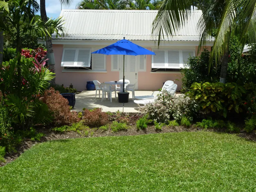 Delightful garden cottage, realistically priced, near to Gibbs / Mullins beaches - Image 1