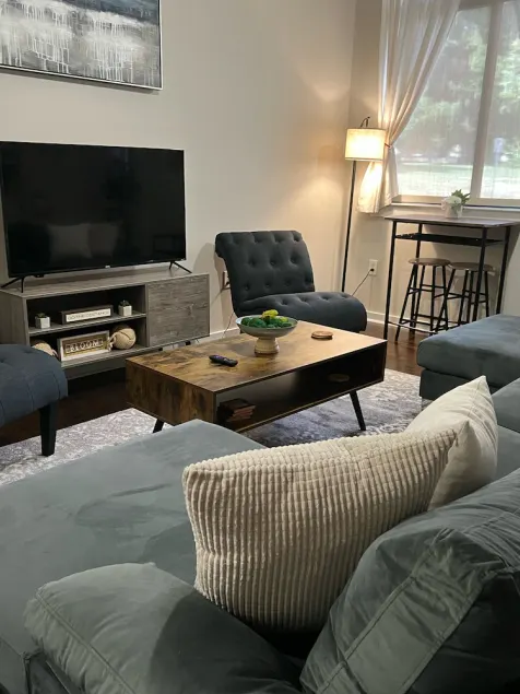 Stylish Townhouse In Uptown, 1BD studio, City Views & WiFi - Image 1