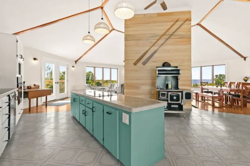 Beach house retreat: Waterfront & Hot Tub - Image 1