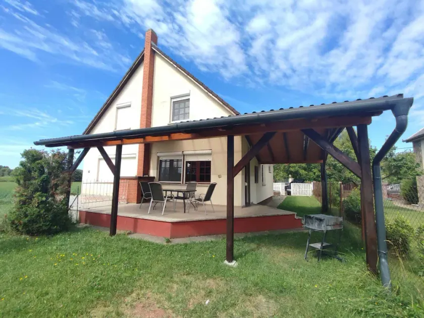 Holiday home with garden, large terrace and barbecue facilities - Image 1
