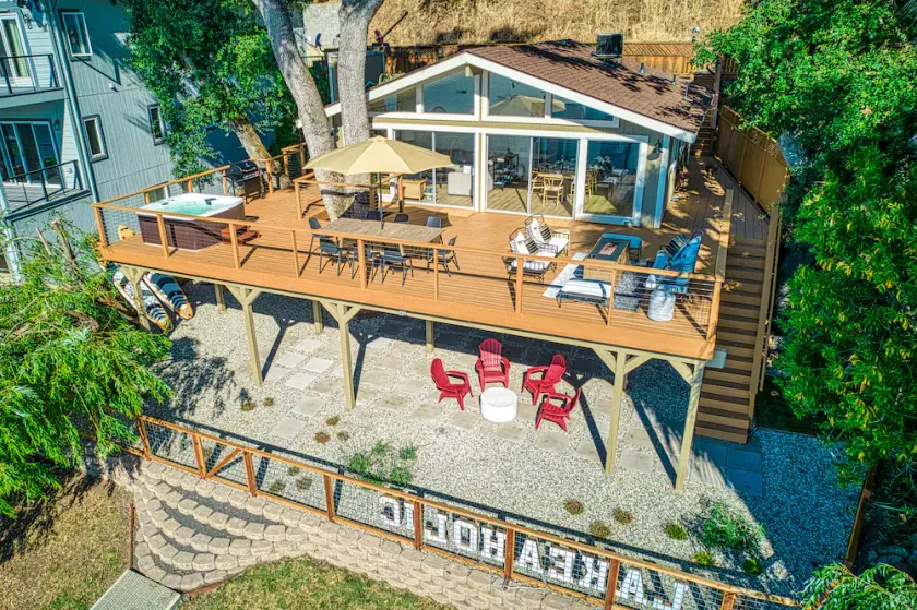 Luxurious lakefront with views, deck, spa & your private dock - Image 1