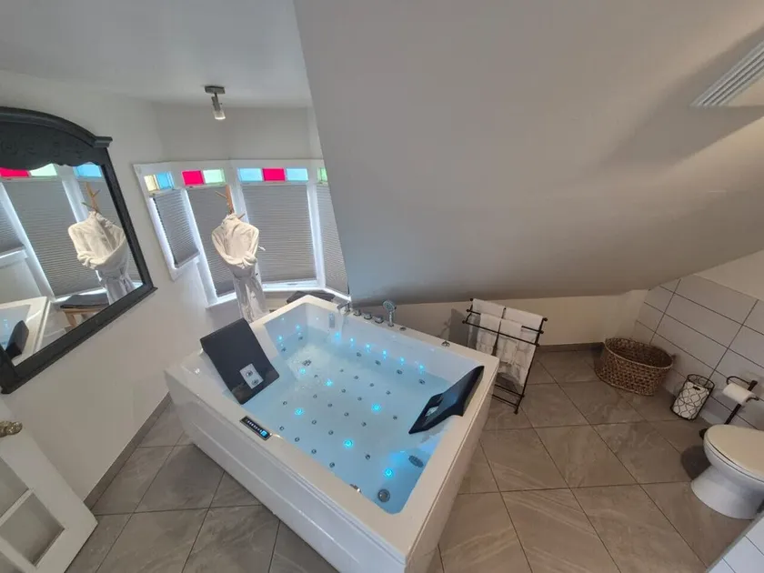 Sunrise Suite - Jacuzzi, Kitchenette, DT - Image 1