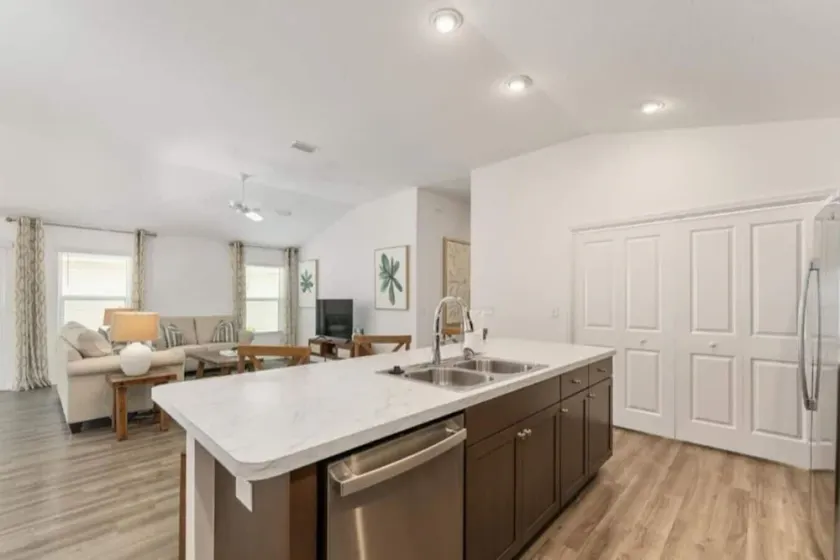 561l Stunning Home, Pool Access, Garage Parking! - Image 1