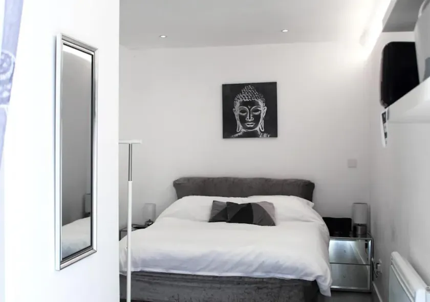 1 Bed Studio - Sleeps 2 - Smoking - Parking - Wifi - Image 1