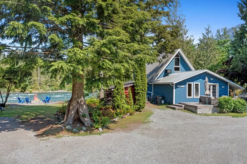 Riverfront A-Frame Cabin/Chalet on 1 acre sleeps 10 - paradise... - Image 1