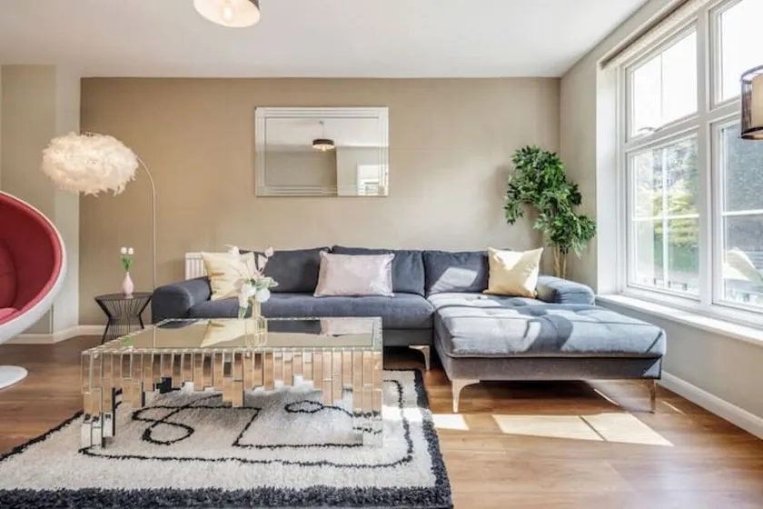 Stylish 3 Bed Sunningdale Center - Parking - LONG STAY discount - Image 1