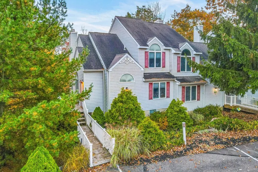 Dog-friendly townhome near lake & skiing with furnished deck, grill & air hockey - Image 1