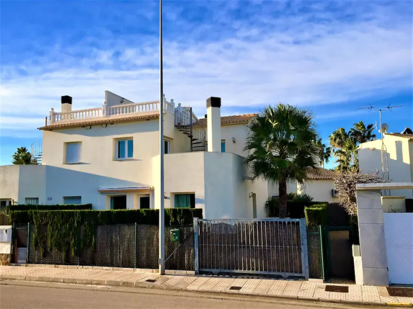 Holiday villa in Oliva Nova 100m to the beach, Roof terrace and free WiFi 200MB - Image 1