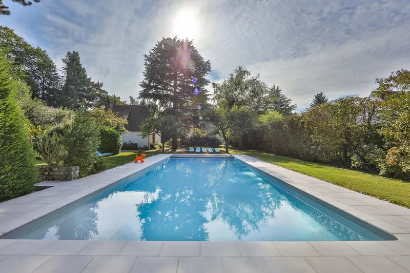 Exceptional 4200 sqm property with pool near Paris & Versailles and golfs - Image 1