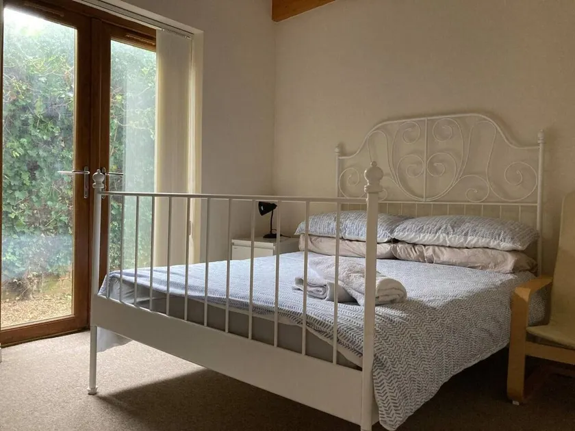 CV225AA 1 Bedroom-Near Rugby School-Ground Floor-WiFi-Self Check In - Image 1