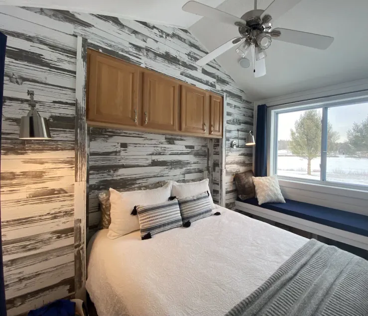 Cozy Lakeside Tiny Home, Near Skiing with hot breakfast, lunch included - Image 1