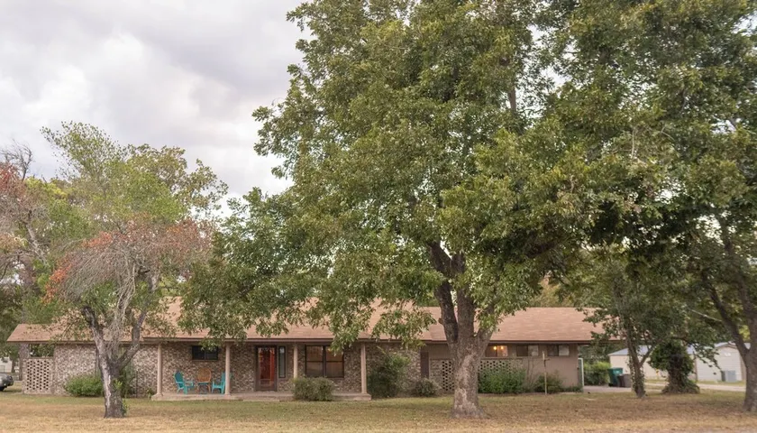 Spacious MCM home 2 minutes from downtown, Pet-Friendly! - Image 1