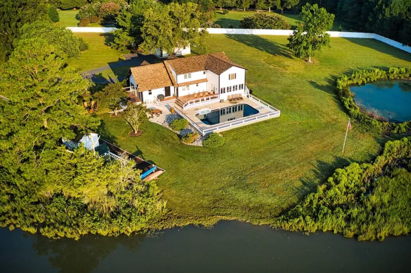 Sanna IN-TOWN SAINT MICHAELS 5. 5 ACRE WATERFRONT w / POOL !!! - Image 1