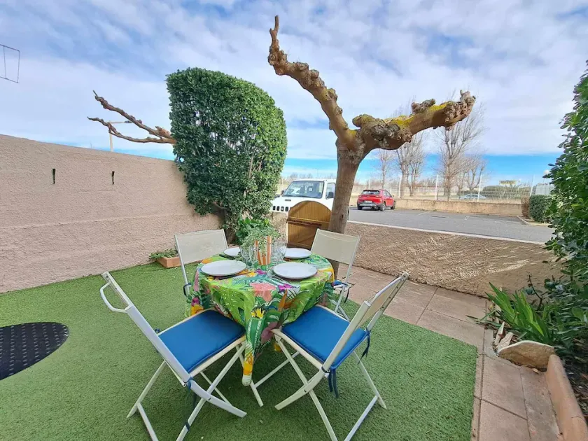 Beachfront Cozy 2-Room Apartment with Private Garden & Parking - Image 1