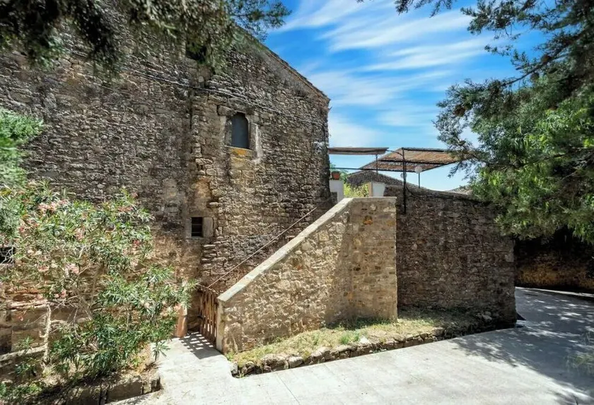 Rustic house in a private estate in Vilopriu. Pool - Image 1