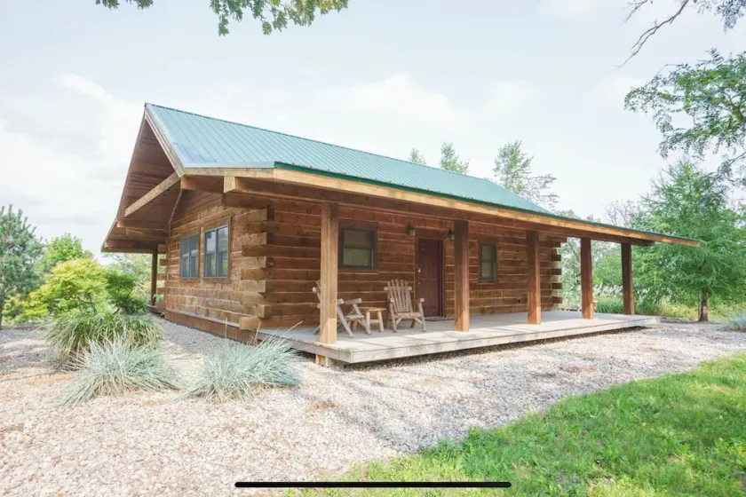 Secluded log cabin at the end of a quiet dead end lane - Image 1
