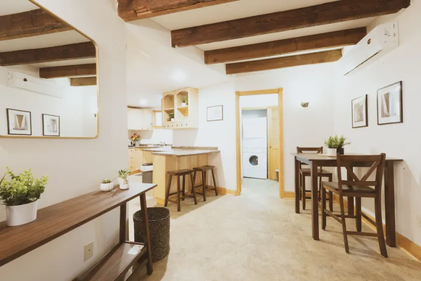 Ground-Level Carriage House ★ Short Walk to Forsyth Park ★ Prime Location - Image 1