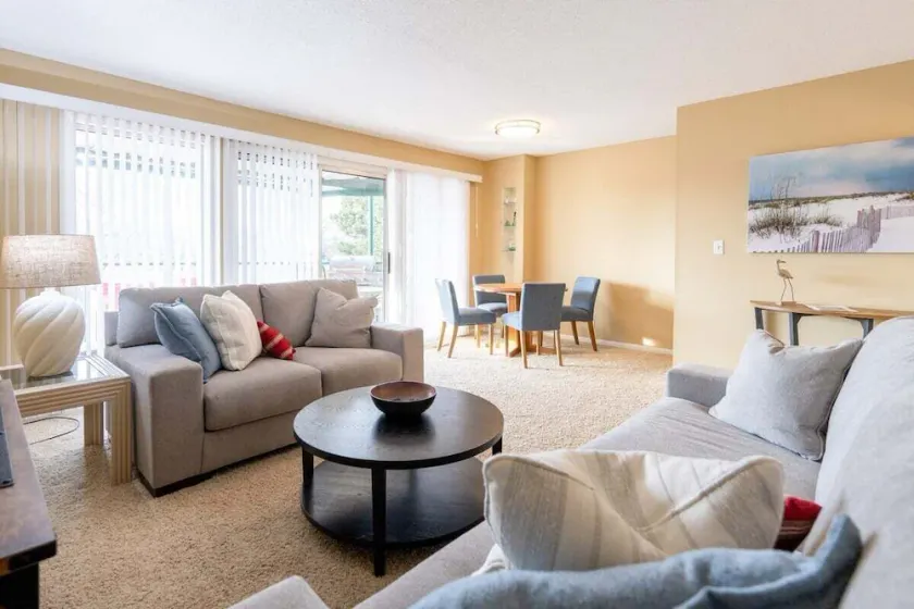 Happy Haven: 2 BR Condo w / Two Decks - Regardez la fontaine musicale! (4 personnes) - Image 1