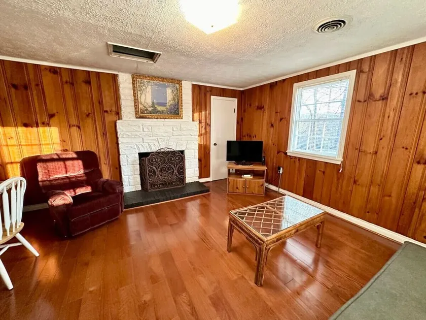 Cottage 4- Lee’s Ford Marina - Image 1