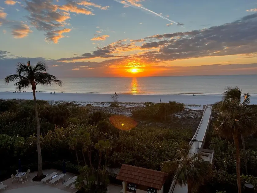 Beauty on the Beach........take a look at this exquisite property............ - Image 1