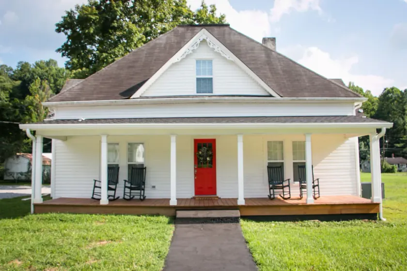 Main Street Farmhouse close to Windrock - Image 1