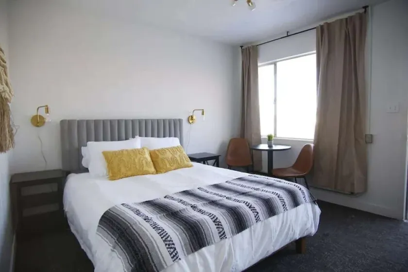 Fillmore Lodge: Fantastic Queen Room - Best Price - Image 1