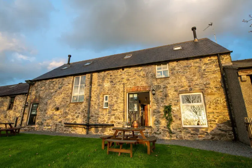 Bryn Lon Mawr: 5-Bed Barn Conversion in Caergeiliog | Managed by Anglesey Holiday Lettings - Image 1