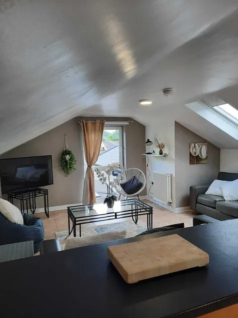 2 Bed House - Sleeps 6 - Parking - Wifi - Image 1