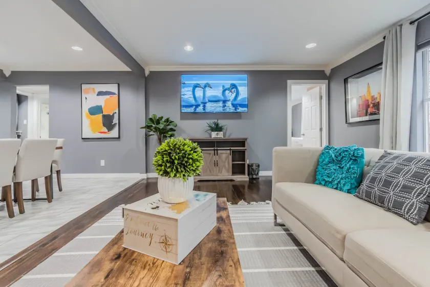 Charming  4BR/2B Home - 5 min from airport, world-class dining & Entertainment V - Image 1