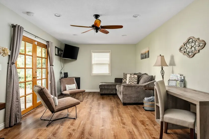Splendid Location, Single Level, Pet Friendly, Huge Fenced Yard, BBQ, Games, Next to School Fields - Image 1