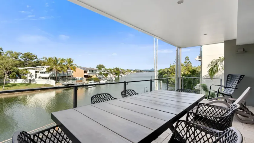 Top floor apartment on the iconic Hastings Street - Image 1