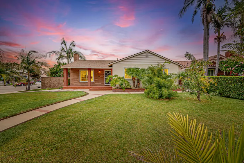 Cozy, spacious 4B4B house with high-speed internet near Disney - Image 1