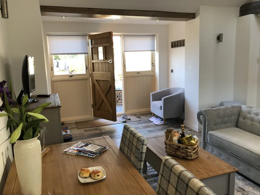 SHIRLEYWICH HOLIDAY BARNS, EQUESTRIAN AND DOG FRIENDLY, SLEEPS 2-4, detached - Image 1