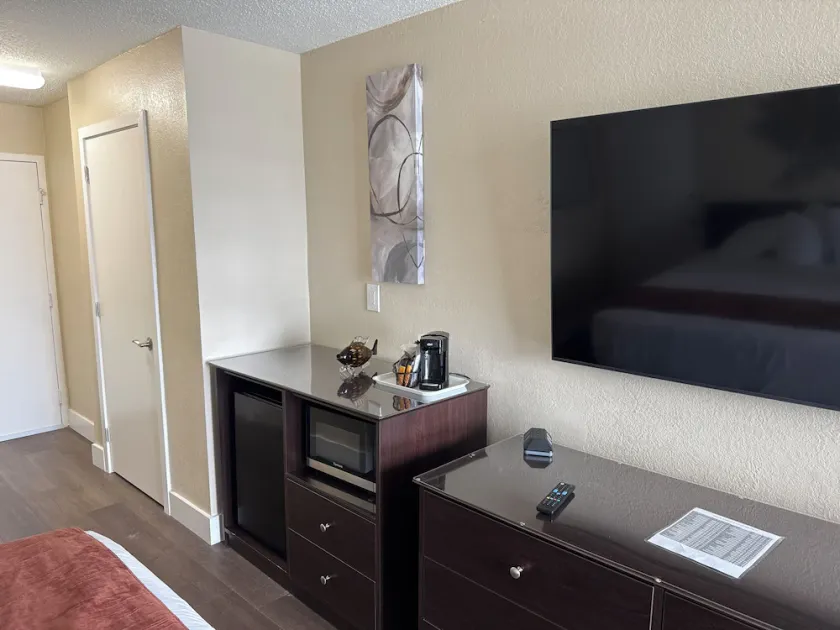 Bayview Waterfront Room, Heated Pool, Tiki Bar & Grill ! - Image 1