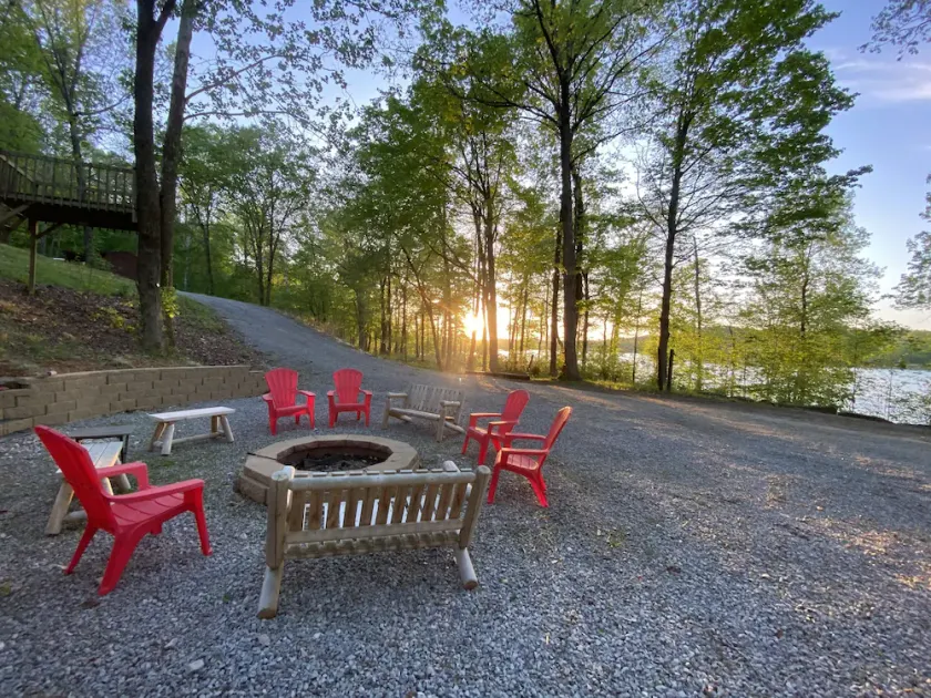 Lakefront 4BR/2BA Cabin - Sleeps 10  --> Pets Stay Free <-- - Image 1