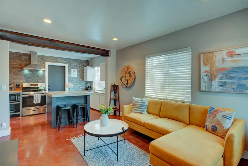 Hip, Pet Friendly 1Bed w/ Fast WiFi, Near Downtown - Image 1