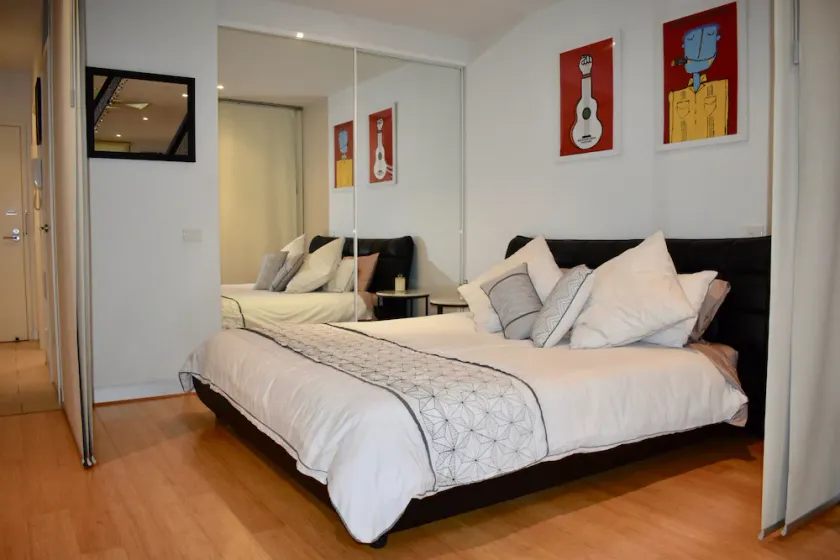 Lovely Light-Filled Apt in the Heart of CBD! - Image 1