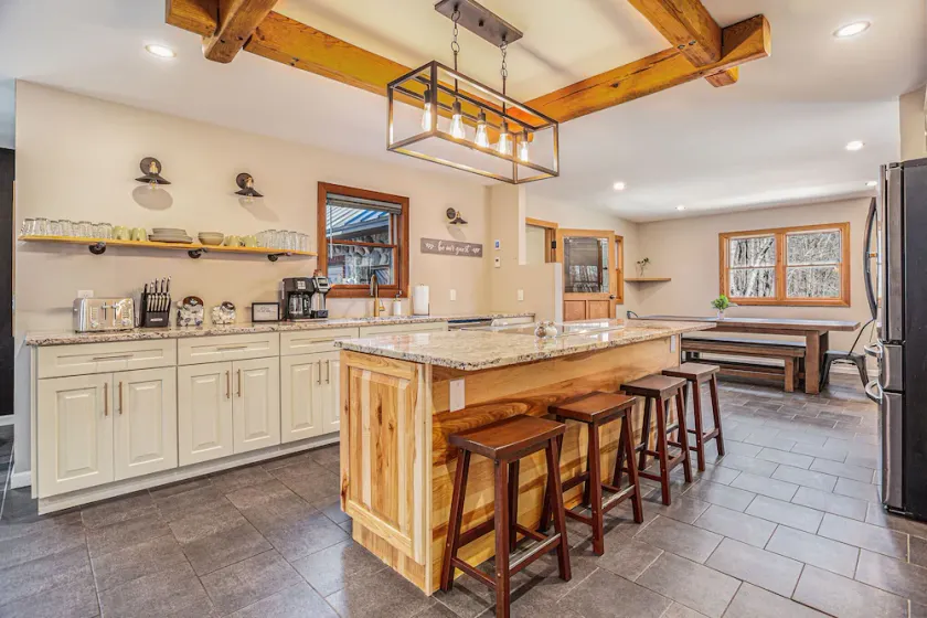 40-acre retreat with hot tub & games - Image 1