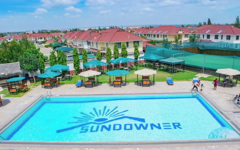 Cheerful 4-bedroom with a pool - Image 1