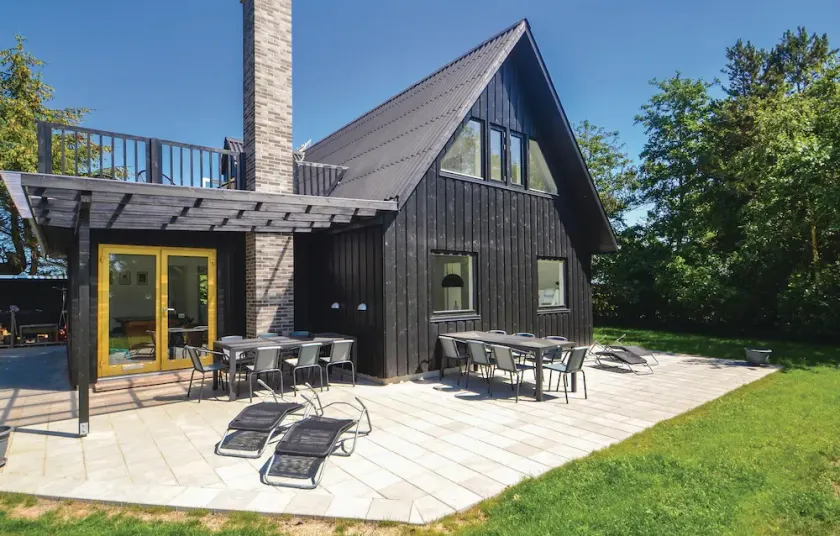 6 Bedroom Stunning Home In Grenaa - Image 1